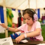 Waarom wandelen tussen lichtsculpturen kinderen zo diep verwondert (en hoe je er samen het meeste uit haalt)