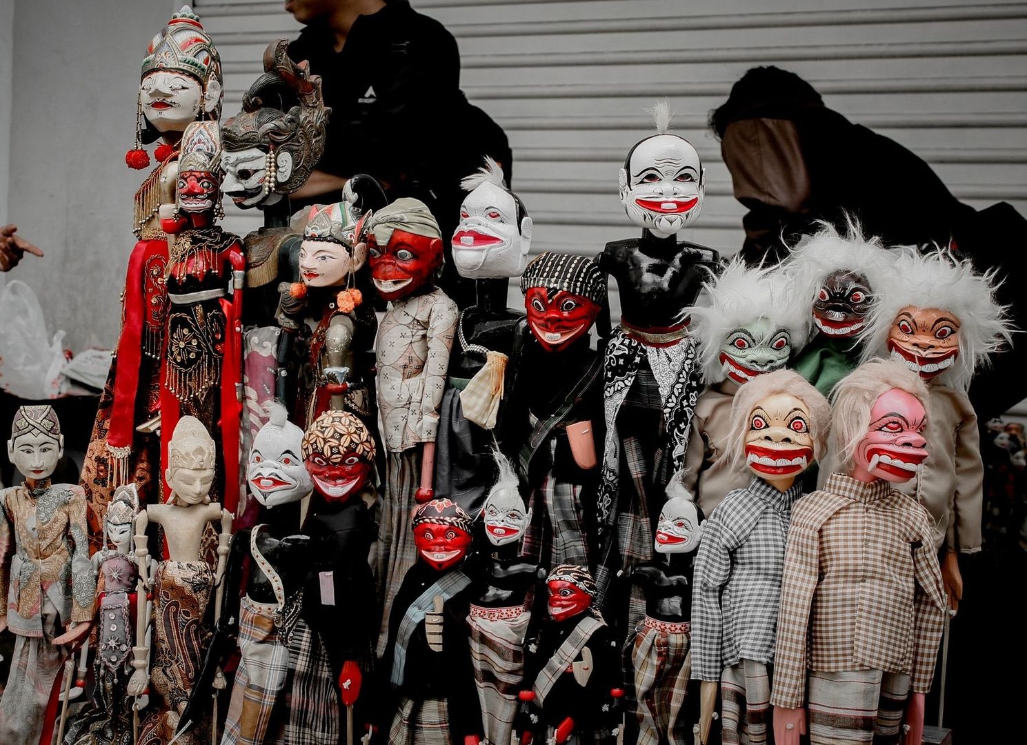 Rij kleurrijke handpoppen en maskers voor een poppentheater